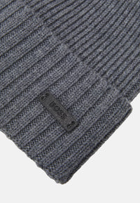 MEDIUM GREY