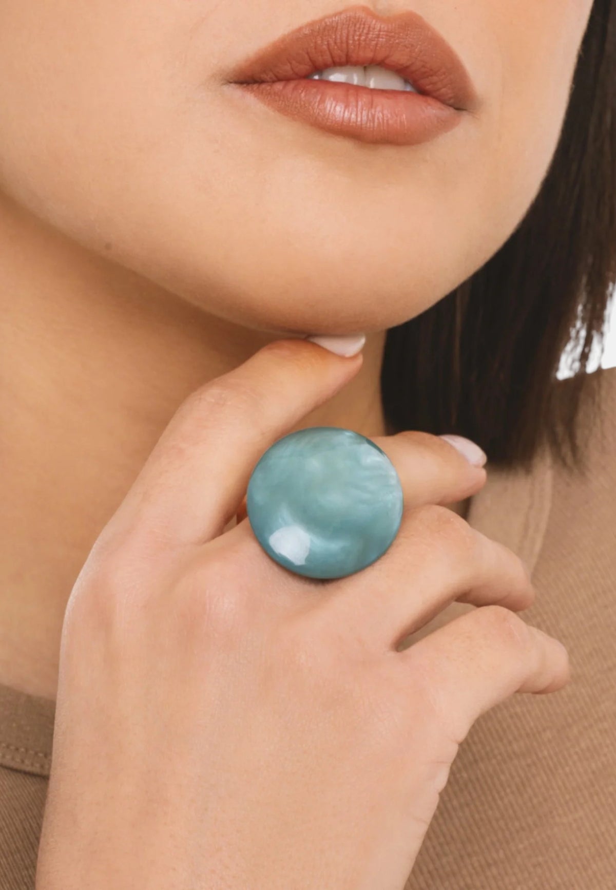 Anello elastico in metallo con pietra ovale in acrilico marmorizzata blu Oro/blu