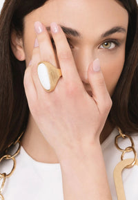 Anello elastico in metallo antichizzato con pietra in resina bianca Oro/bianco