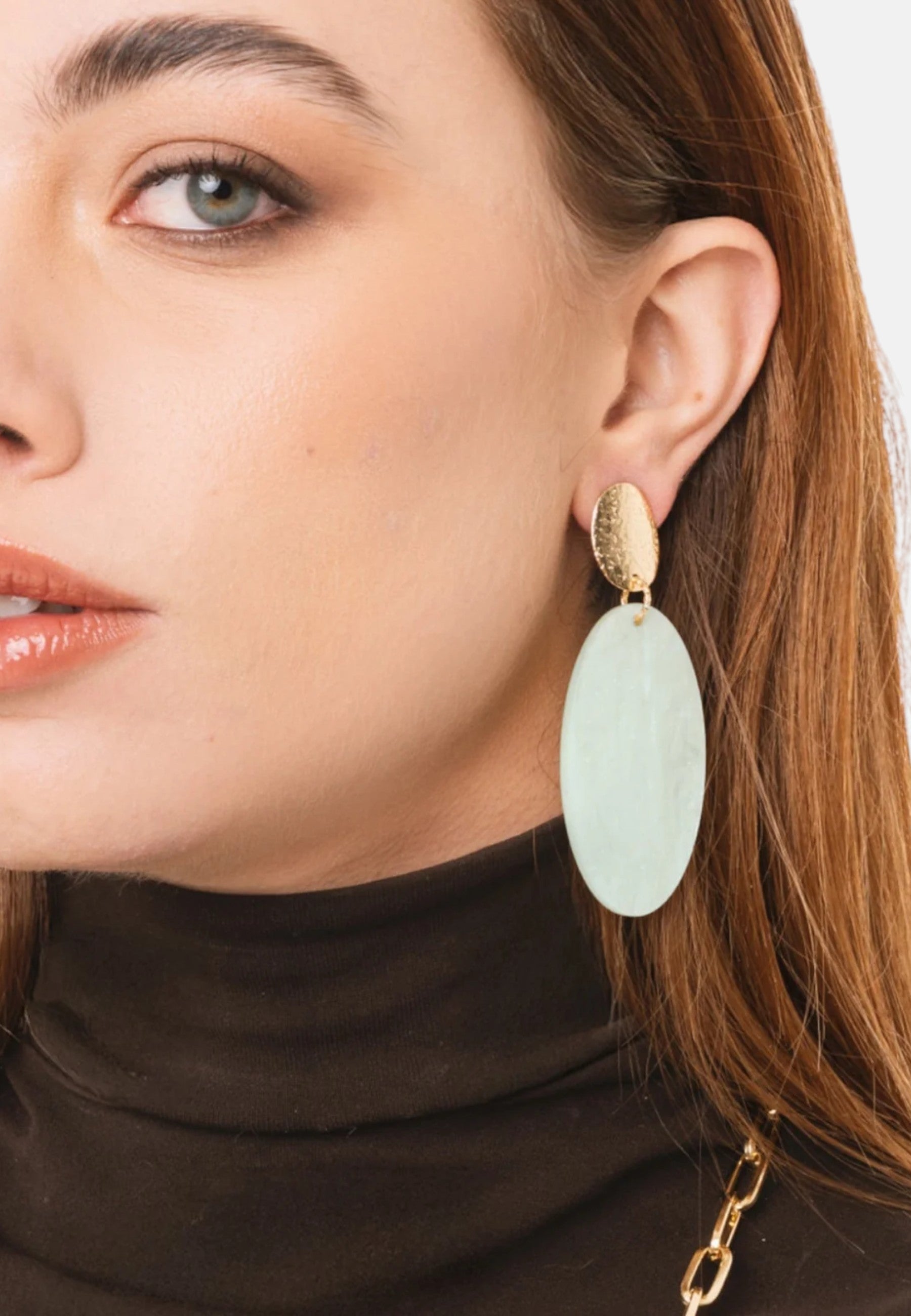Orecchini pendenti con pietra ovale in acrilico verde Oro/celeste