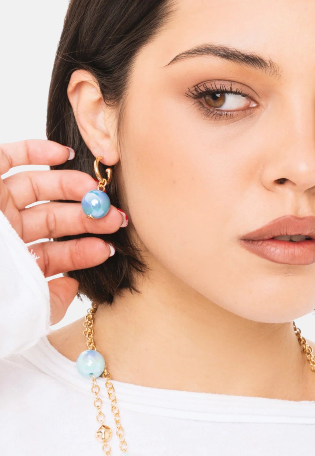 Orecchini a cerchietto con sfera lucida pendente in acrilico azzurra Oro/blu