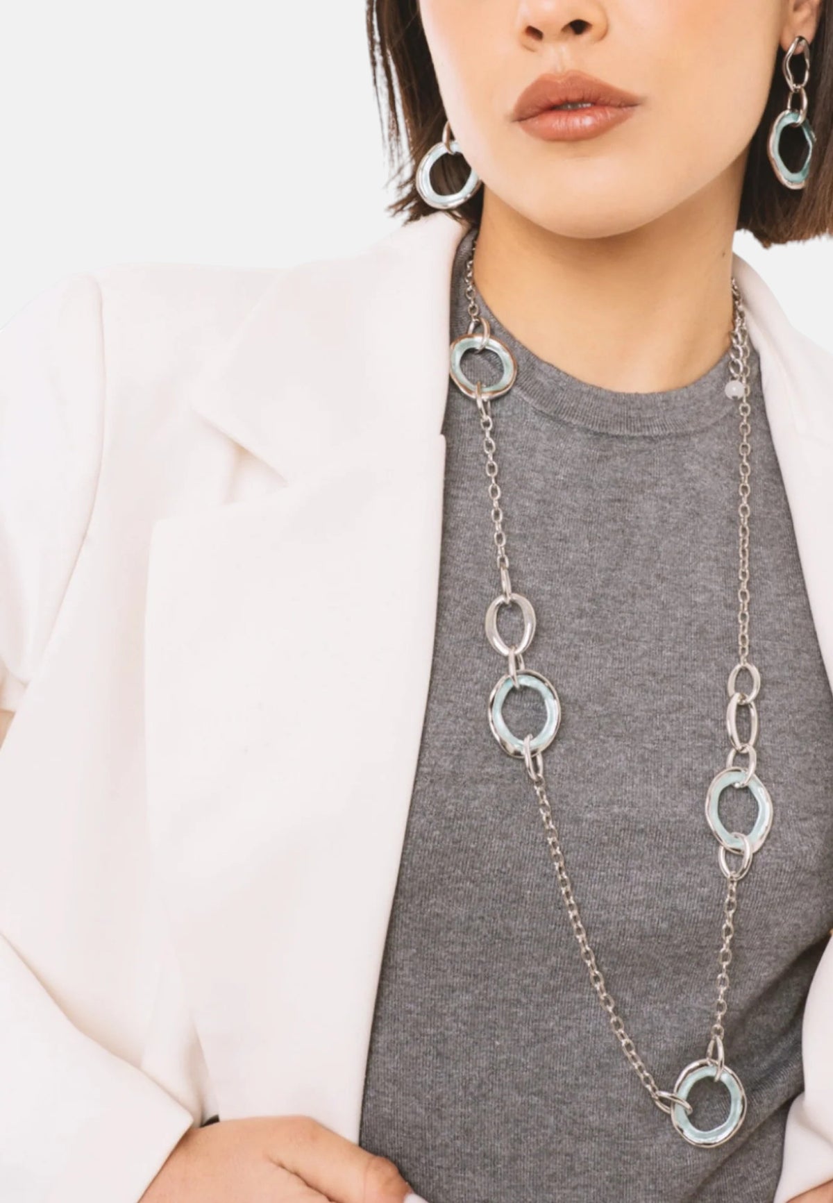 Collana lunga a catena con design circolare forato smaltato celeste Silver/celeste