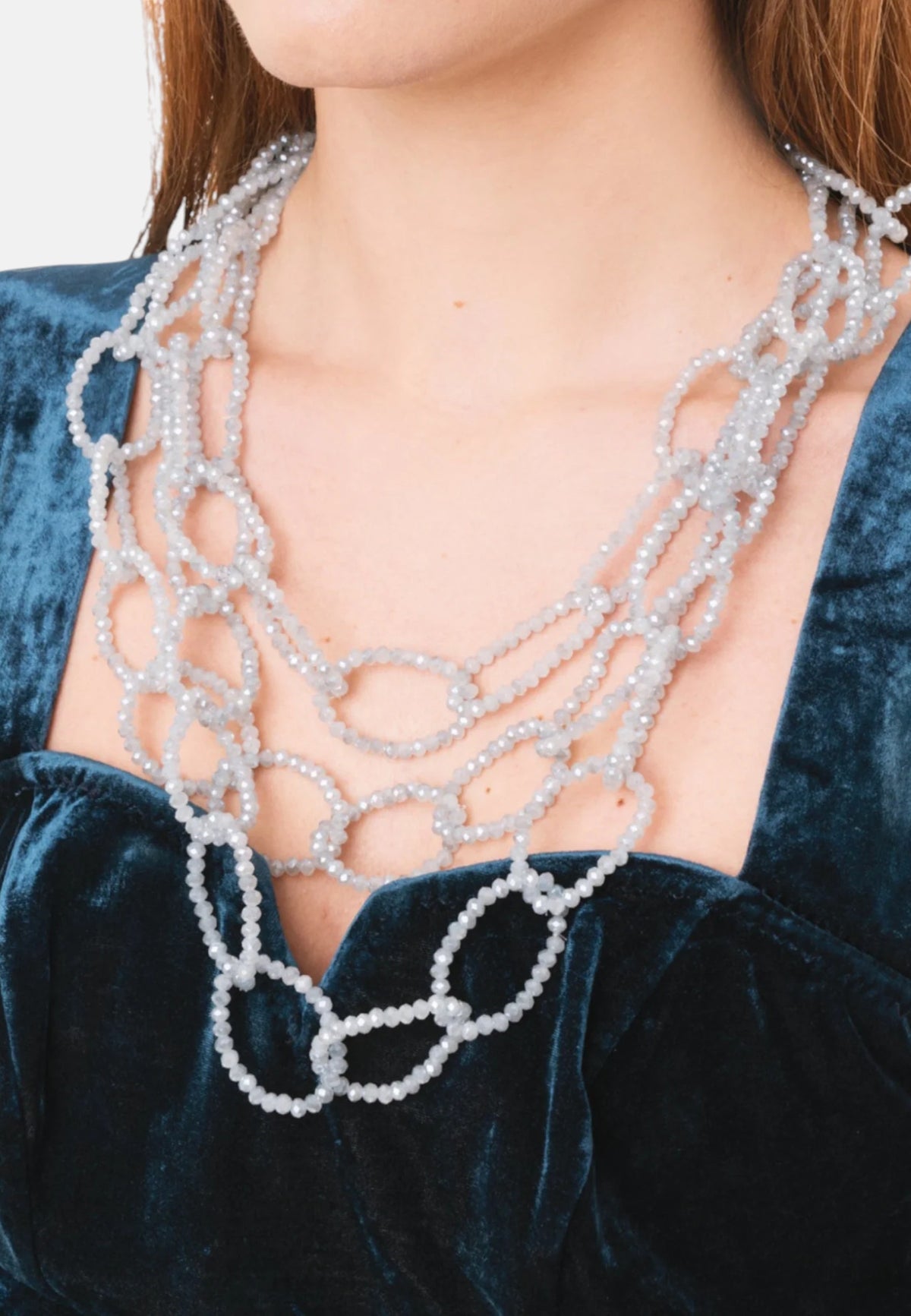 Collana multi fili strutturata con pietre in vetro grigio Celeste