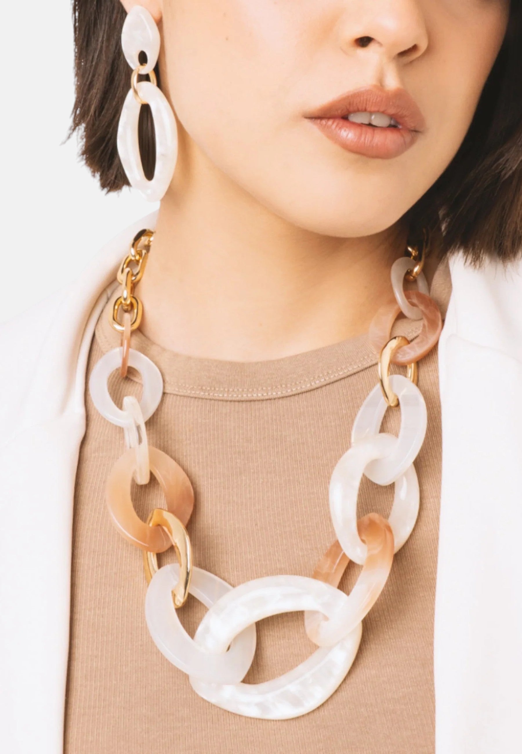 Collana girocollo a catena con inserti in acrilico ovali tono beige Oro/bianco/beige