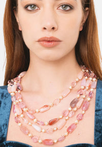 Collana girocollo multi filo con pietre vetro ed acrilico tono rosa Rosa/lilla