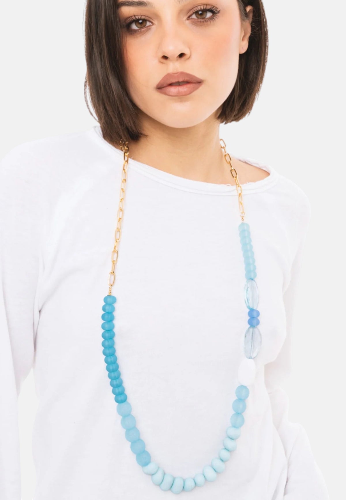 Collana lunga a catena con pietre in acrilico celeste Blu