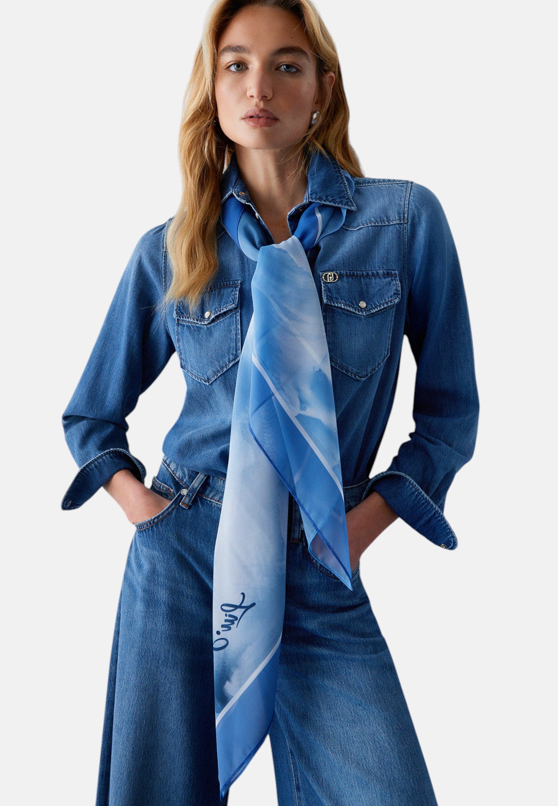 Foulard Liu Jo Donna in Tessuto Stampato Logo All Over Light Blue