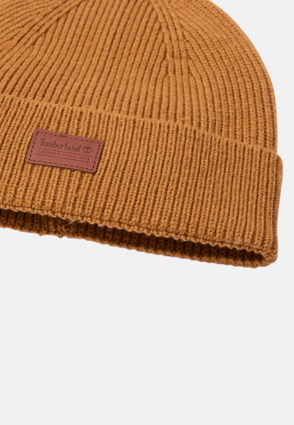 Cappello in misto lana con lavorazione in maglia a coste e patch logo. Wheat