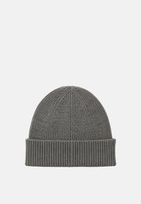 Cappello in misto lana con lavorazione in maglia a coste e patch logo. Dark Grey
