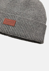 Cappello in misto lana con lavorazione in maglia a coste e patch logo. Dark Grey