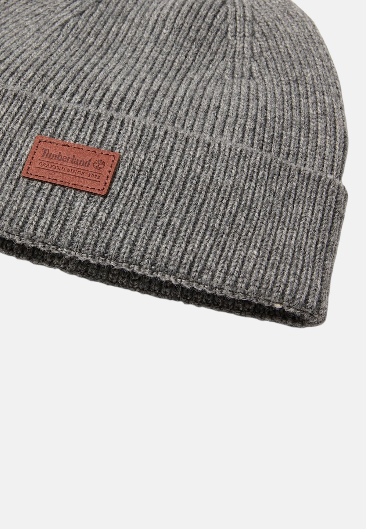 Cappello in misto lana con lavorazione in maglia a coste e patch logo. Dark Grey