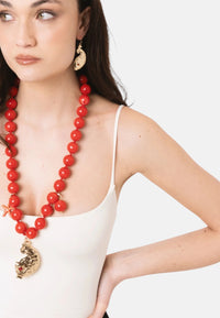 Collana lunga con sfere rosse in acrilico e pendente pesciolino in metallo Rosso