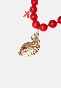 Collana lunga con sfere rosse in acrilico e pendente pesciolino in metallo Rosso