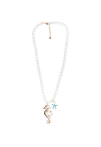 Collana lunga con sfere bianche in acrilico e pendente cavalluccio marino in metallo Bianco/oro