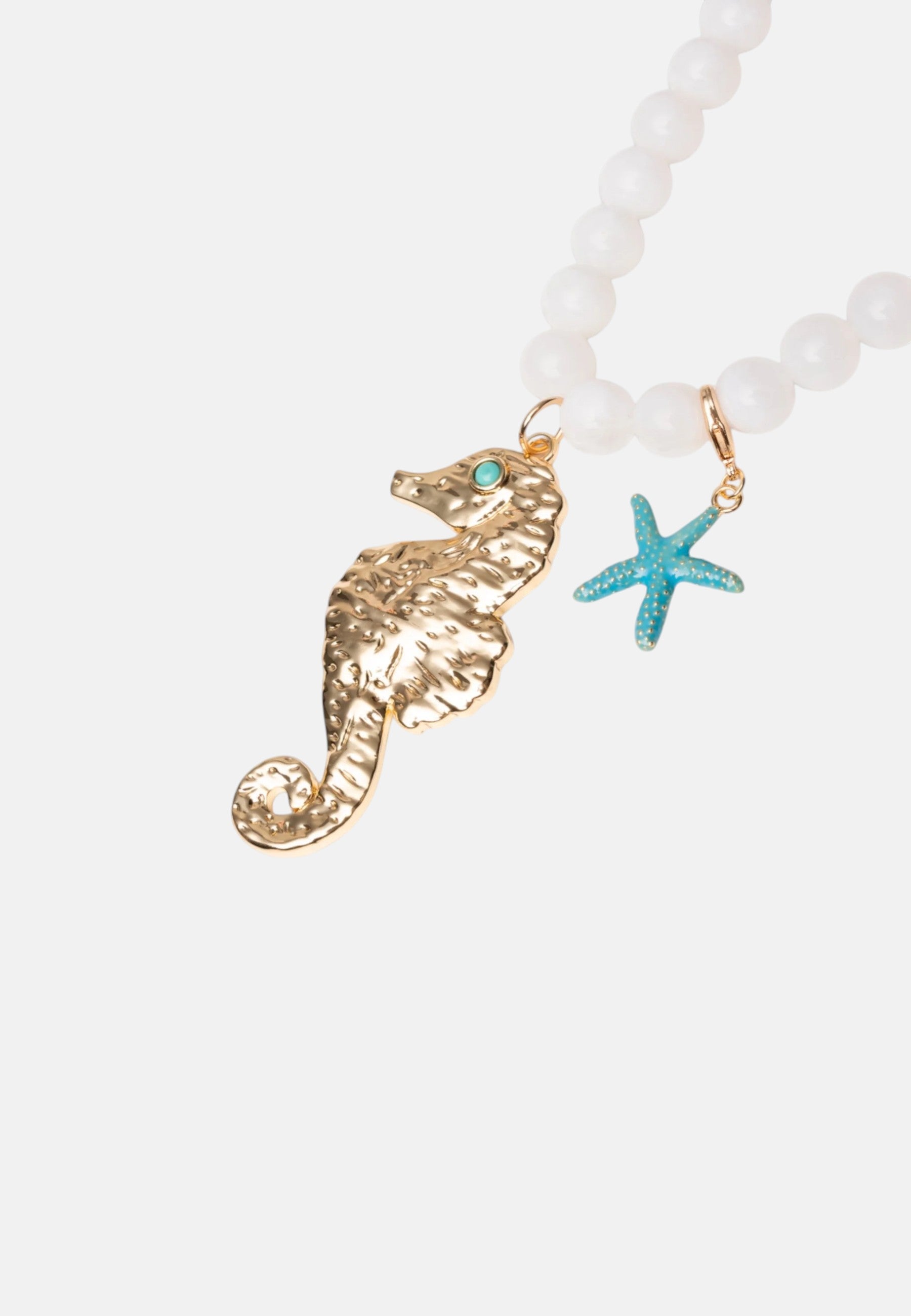 Collana lunga con sfere bianche in acrilico e pendente cavalluccio marino in metallo Bianco/oro