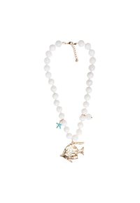 Collana lunga con sfere bianche in acrilico e pendente pesce tropicale in metallo Bianco