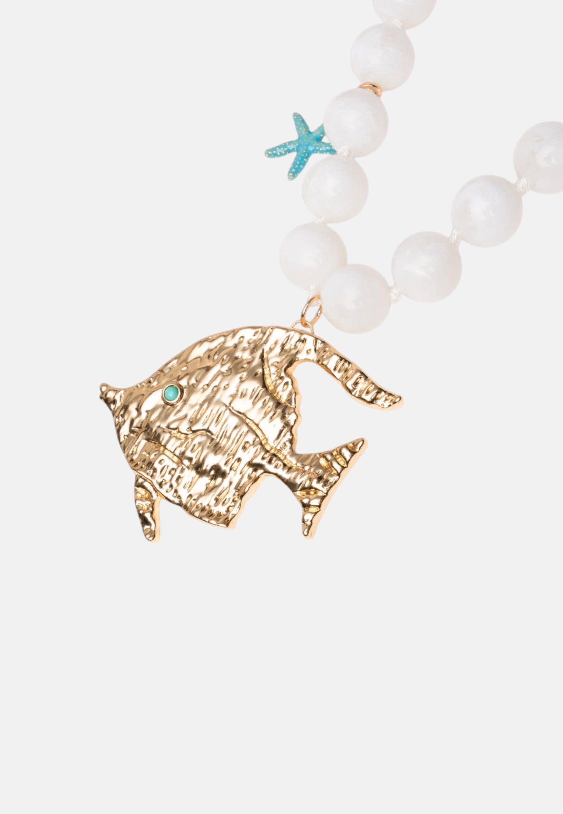 Collana lunga con sfere bianche in acrilico e pendente pesce tropicale in metallo Bianco