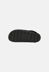 Sabot da Donna in pelle scamosciata con dettagli in stile orsetto Black/white