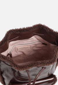 Borsa a secchiello Beat in pelle bovina granulata, pettirosso in pelliccia sintetica Berry