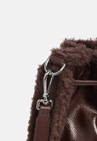 Borsa a secchiello Beat in pelle bovina granulata, pettirosso in pelliccia sintetica Berry