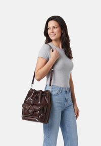 Borsa a secchiello Beat in pelle bovina granulata, pettirosso in pelliccia sintetica Berry