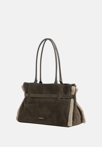 Coccinelle Borsa da donna a spalla con patta e logo in rilievo. Fango/taupe
