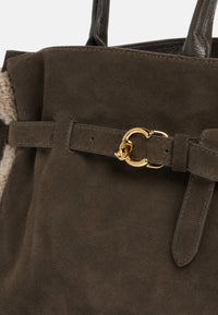 Coccinelle Borsa da donna a spalla con patta e logo in rilievo. Fango/taupe