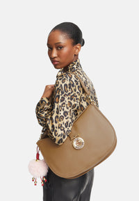 Borsa a Spalla Da Donna in ecopelle con charm decorativo. Sabbia