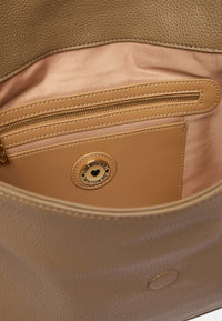 Borsa a Spalla Da Donna in ecopelle con charm decorativo. Sabbia