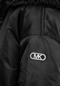 Bomber in raso ciré con cappuccio e bordo in pelliccia sintetica Michael Kors Black