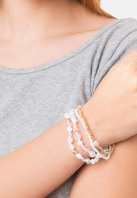 Bracciale elastico multi filo con pietre in vetro e conchiglie bianche Bianco