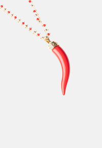 Collana lunga a catena con pendente corno in resina e vetro rosso Oro/rosso