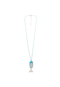 Collana lunga con pietre in vetro azzurre e pendente a pesciolino smaltato Blu