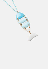 Collana lunga con pietre in vetro azzurre e pendente a pesciolino smaltato Blu
