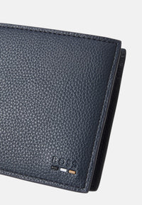Portafoglio in similpelle martellata con finiture a righe tipiche del marchio Uomo Boss Open Blue