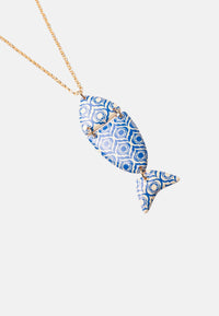 Collana lunga a catena sottile con pendente a pesciolino con texture tono blu Oro/blu