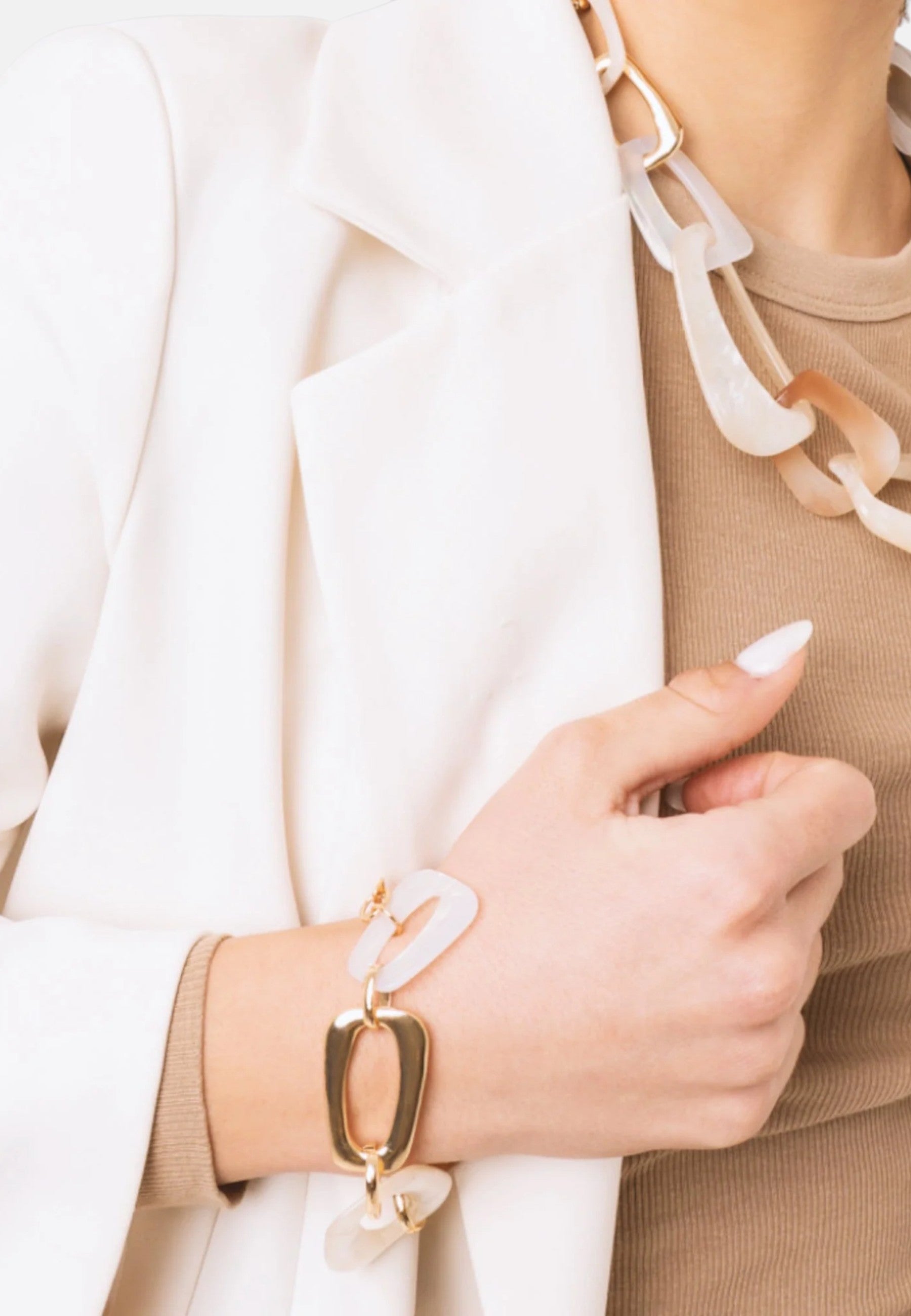 Bracciale in metallo con maglia in acrilico bianca e beige Bianco/oro